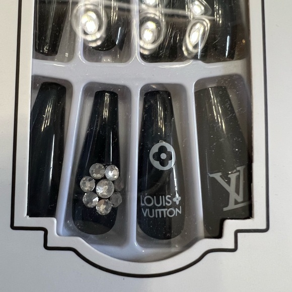 DESIGNER LV press on nails, 24 piece! BNIB! - Picture 2 of 2